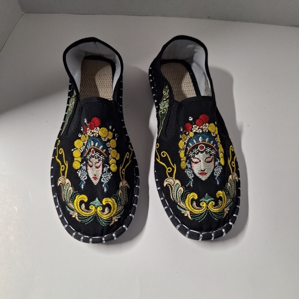 Embroidered Black Embroiderd Slippers